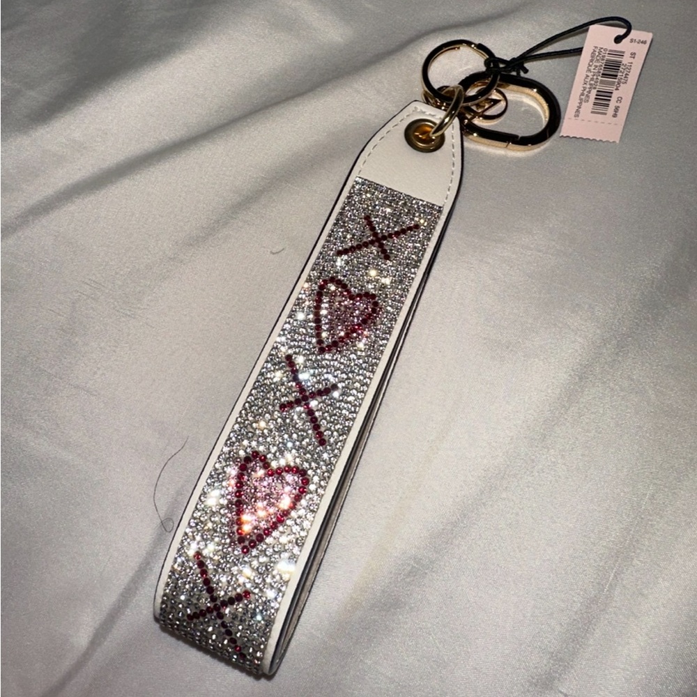 Crystal Embellished Keychain with Heart Design 💕 xoxo